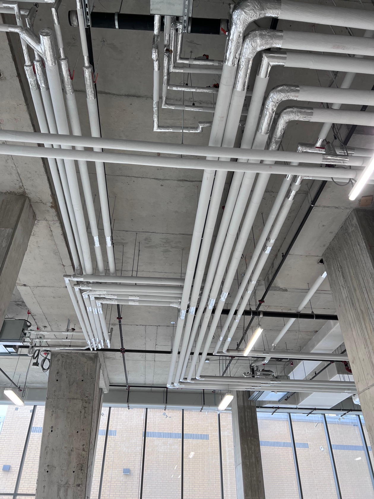 Overhead insulated pipes with aluminum-jacketed elbows